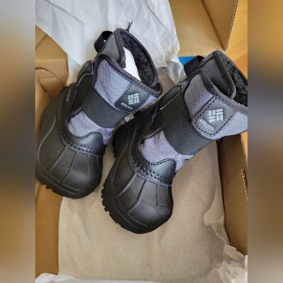 Baby size 4 columbia boots - Picture 2 of 5
